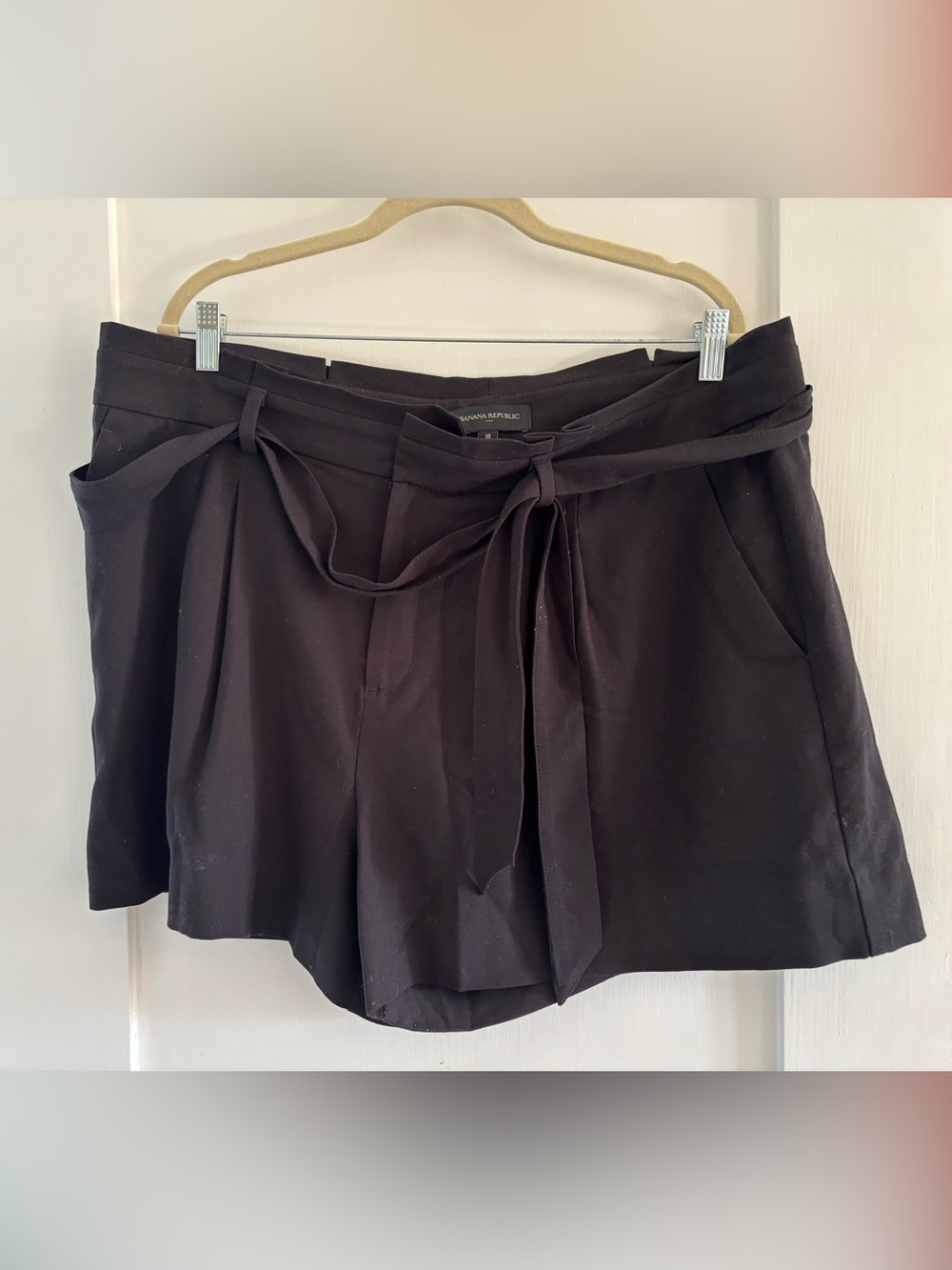 Banana Republic Black Paperbag Tie-Waist Shorts—Sz 18